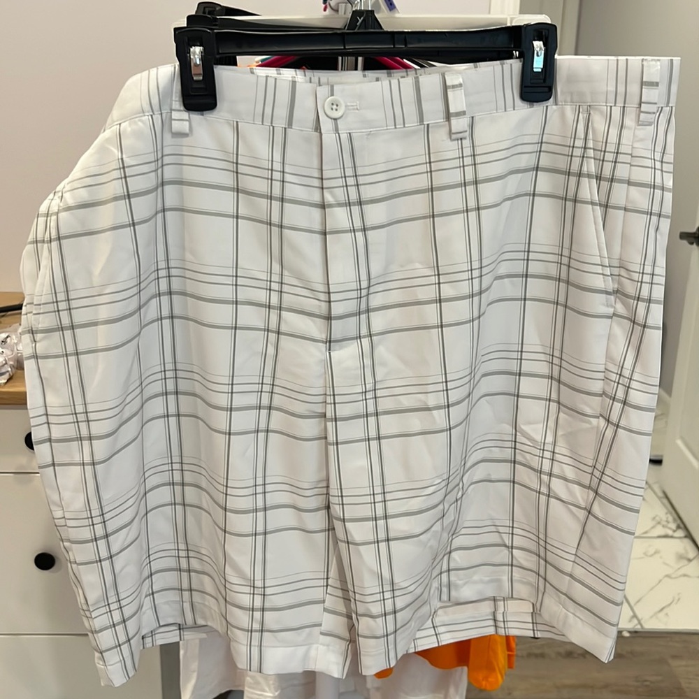 Men’s Izod white gray plaid shorts, size 42